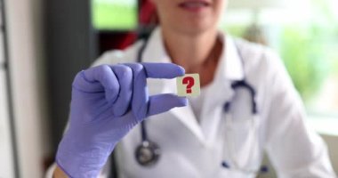 Klinikte doktorun el ele verdiği soru işareti. Çevrimiçi doktor danışmanlığı ve doktor sorusu