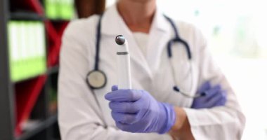 Sağırlık için işitsel danışma tedavisi. Konsültasyon sırasında ellerinde otoskopla kulak misafiri olan ENT doktoru.