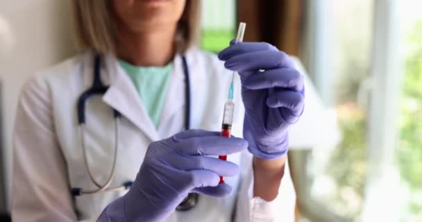 Medicii Care Ţin Seringa Medicament Închis Vaccinare Sau Injecție Analgezice — Videoclip de stoc