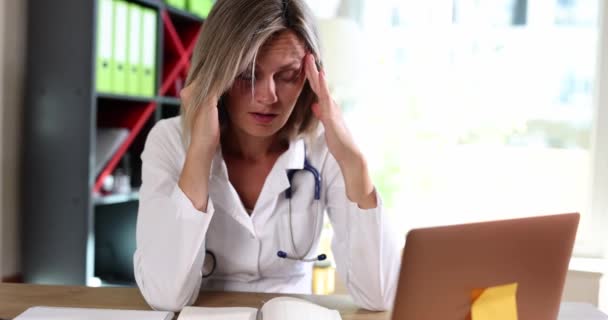 Stresten Başı Ağrıyan Genç Bir Kadın Doktor Doktor Migrenden Muzdarip — Stok video