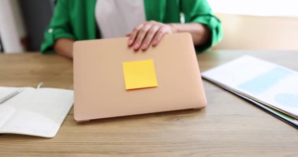 Forretningskvinde Skriver Laptop Lukker Slutningen Arbejdsdagen – Stock-video