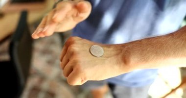 Adam doğru seçimi yapmak için gümüş sikkeyi eliyle fırlatıyor. 4K 'lık filmi yavaş çekimde çekmek için. Doğru karar konsepti