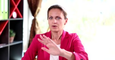 İş kadını el hareketi göstermiyor ve 4K 'lık filmi ağır çekimde başını sallıyor. Önerilen anlaşma kavramının reddi