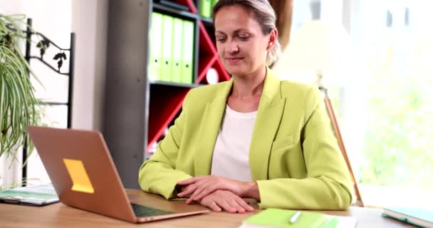 Secretária Feminina Começando Caoticamente Trabalhando Teclado Vista Chefe Filme Câmera — Vídeo de Stock