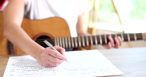 Musicien Jouant Guitare Écrivant Des Notes Gros Plan Film Ralenti — Video