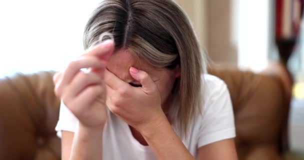 女人手里拿着订婚戒指 在家里哭着拍了四千部电影 动作缓慢 离婚概念 — 图库视频影像