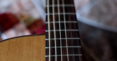 Gitar telleri, yakın çekim 4K film yavaş çekim çalarken titreşiyor. Müzik enstrümanı okulu konsepti