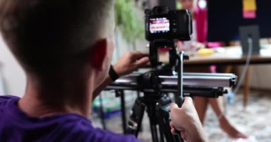 İş blogunda kamera kaydı olan canlı yayın videografı. Blogcu kadın öğretici videolar çekiyor