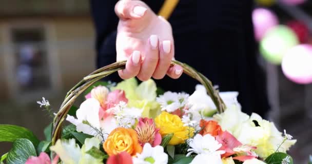 Mujer Sostiene Hermosa Cesta Papel Regalo Con Flores Las Manos — Vídeos de Stock