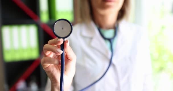 Medico Femminile Con Stetoscopio Mano Clinica Assistenza Medica Assicurazione — Video Stock