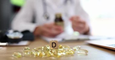 Sağlık ve diyet konsepti doktor dietisyen veya kardiyolog ve D vitamini, D vitamini ve Omega 3 yağ asitleri için balık yağı kapsülleri.