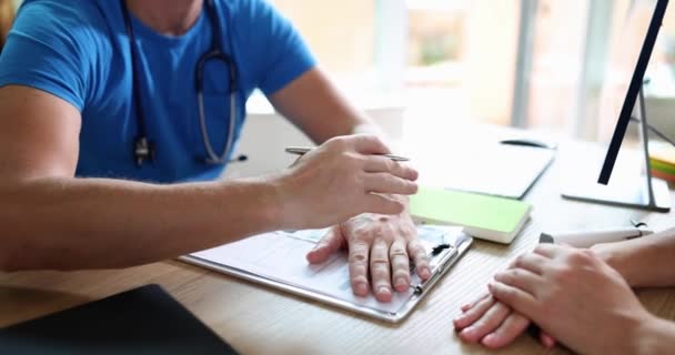 Lékařské Ruce Uklidňují Pacienta Lékařské Prohlídce Pojem Medicína Psychologická Pomoc — Stock video