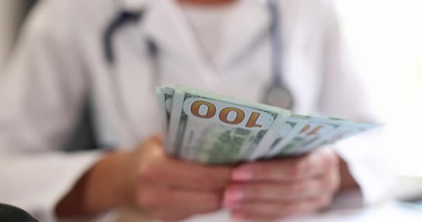 Medizinische Leistungen Für Gebührenpflichtige Arzthände Zählen Dollar Finanzielle Einnahmen Der — Stockvideo
