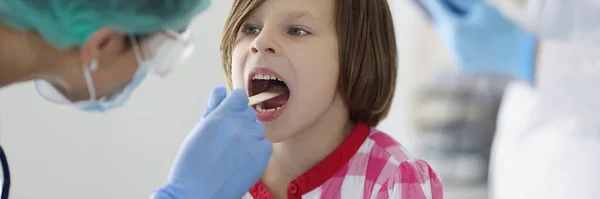 Dottore Della Clinica Guarda Gola Una Bambina Primo Piano Sfocata — Foto Stock