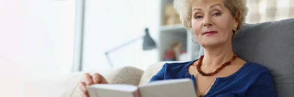 Пожилая Женщина Читает Книгу Дома Крупным Планом Расплывчатой Пенсионный Возраст — стоковое фото
