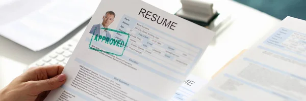 Las Manos Que Sostienen Curriculum Vitae Del Hombre Para Empleo — Foto de Stock