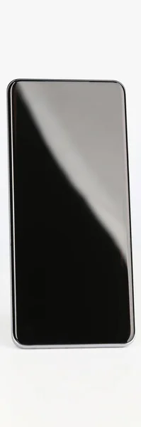 Černý Smartphone Stojí Vzpřímeně Bílém Pozadí Zblízka Prodej Nového Zařízení — Stock fotografie