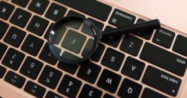 Laptop klavyesinde büyüteç. Web arama ve seo konsepti