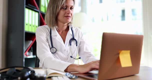 Arzt Arbeitet Klinik Laptop Tastatur Medizinische Fernversorgung Und Telemedizin — Stockvideo