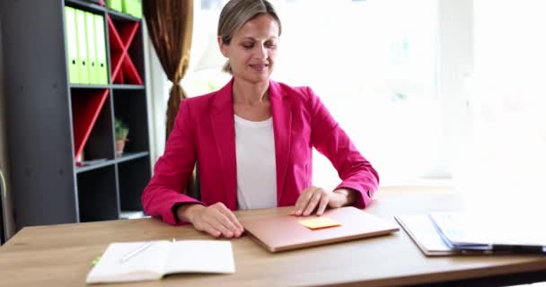 Mujer Negocios Sonriente Abre Ordenador Portátil Comienza Día Trabajo Trabajar — Vídeos de Stock