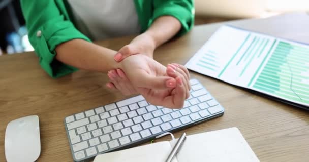 Kobieta Obolały Palec Ręka Użyciu Komputera Przez Długi Czas Ból — Wideo stockowe