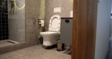 Banyo içi tuvalet ve duş 4K film ağır çekim. Dairelerin tasarımı ve dekorasyonu