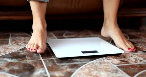 Kobiece Nogi Wstają Sofy Wadze Podłogowej Zbliżenie Film Slow Motion — Wideo stockowe