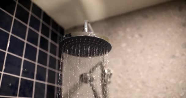 浴室のシャワーから流れる水のトリクル4K映画スローモーション 衛生用品のコンセプトの販売 — ストック動画
