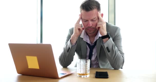 Hombre Negocios Cansado Masajeando Cabeza Mesa Con Vaso Whisky Película — Vídeos de Stock