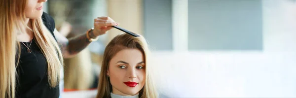 Ritratto Parrucchiere Con Pettine Spazzolare Capelli Dei Clienti Donna Appuntamento — Foto Stock