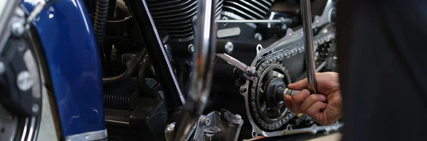 Close Parte Fixação Mecânico Profissional Transporte Moto Com Instrumento Chave — Fotografia de Stock