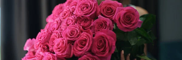 誕生日や記念日にピンクの花の魅力的な若い女性の花束を保持する肖像画 親戚からのピンクのバラ 美しさの概念 — ストック写真