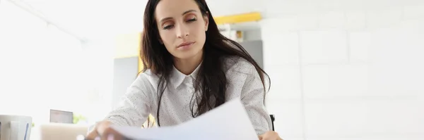 Portret Van Vermoeide Overwerkte Jonge Vrouw Gaan Door Papier Werkplek — Stockfoto