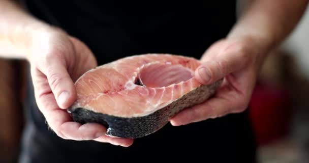 手拿着一大块鲑鱼片和牛排 新鲜生鳟鱼和红肉健康海鲜 — 图库视频影像