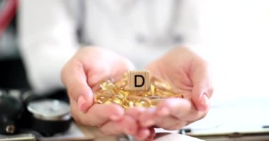 Doktor D3 vitamini ve insan sağlığı için takviyeler. Doktor D vitamini ve D3 vitamini kullanımını tavsiye ediyor.