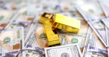 Altın külçesi, paranın birçok dolarlık konseptini kapsıyor. Kötü ekonomide, yatırımcılar dolar veya altın tutmalı
