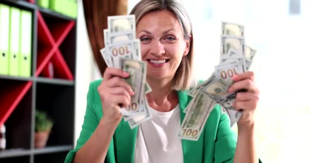 Fröhliche Frau Hält Viele Dollars Der Hand Fernarbeit Und Glücksspiel — Stockvideo