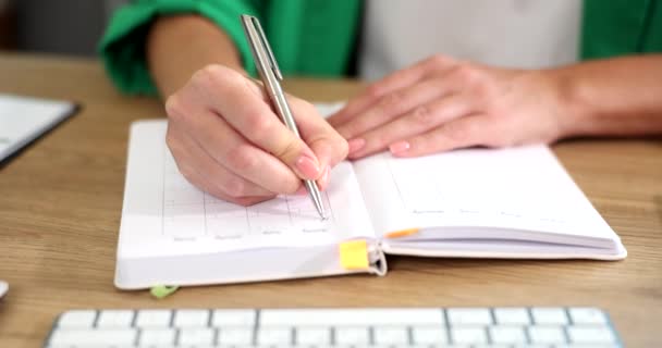 Kadın Hayatında Eğitim Bürosunda Kalemle Kalemle Yazıyor Çalışma Saatlerinin Toplantılarının — Stok video