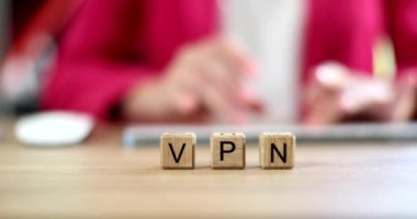Siber güvenlik VPN teknolojisi ve bilgisayar klavyeli eller. Bilgisayarda ağ güvenliği ve anonimlik
