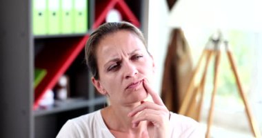 Mutlu gülümseyen kadın portresi. Düşünen ve baş parmağını kaldıran. İyi haberleri paylaşmak için dikkatleri yeni fikirlere çekmek
