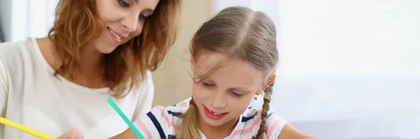 Porträtt Mor Och Dotter Målning Med Pennor Album Lycklig Tid — Stockfoto