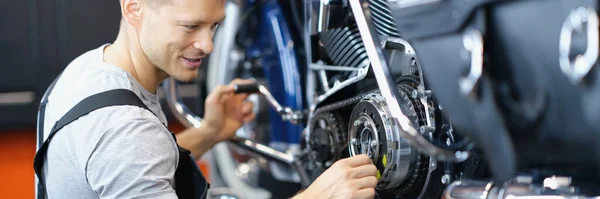 Portret Van Een Gekwalificeerde Klusjesman Met Gereedschapsreparatie Beschadigd Motorfiets Garage — Stockfoto