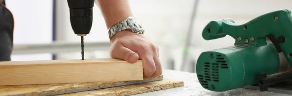 Närbild Arbetarnas Instrument För Reparation Man Borra Hål Trä Planka — Stockfoto