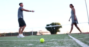 Erkek ve kadın maç üstüne tenis kortunda el sıkışıyor. tenis maçı ve spor görgü kuralları