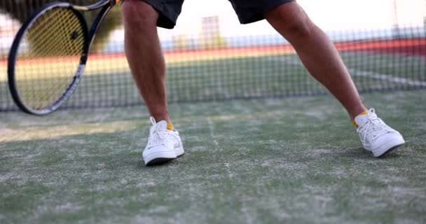 テニスコートでのテニスラケット付きスニーカーの閉鎖 テニスコーチングとトレーニング — ストック動画
