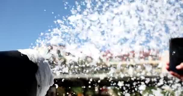 Flocos Sabão Cobrem Pessoas Nadando Piscina Festa Entretenimento Espuma Para — Vídeo de Stock