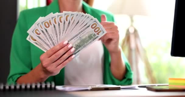Geschäftsfrau Hält Viele Dollarscheine Der Hand Und Zeigt Daumen Hoch — Stockvideo