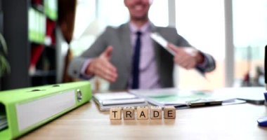 Kelime ticareti, iş adamlarının el sıkışarak 4K yavaş çekim için el sıkışmalarının arka planında yazılıdır. Ticari değişim kavramı