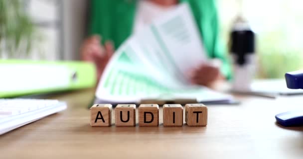 Audit Word Est Écrit Sur Fond Homme Affaires Travaillant Dans — Video