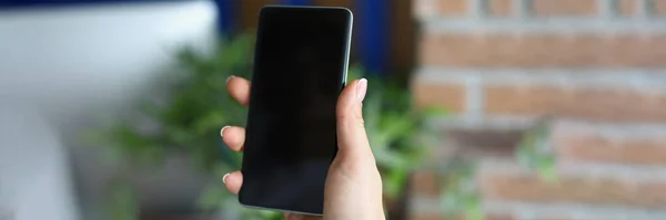 Close Van Vrouw Vasthouden Hand Smartphone Met Zwart Scherm Uitschakelen — Stockfoto